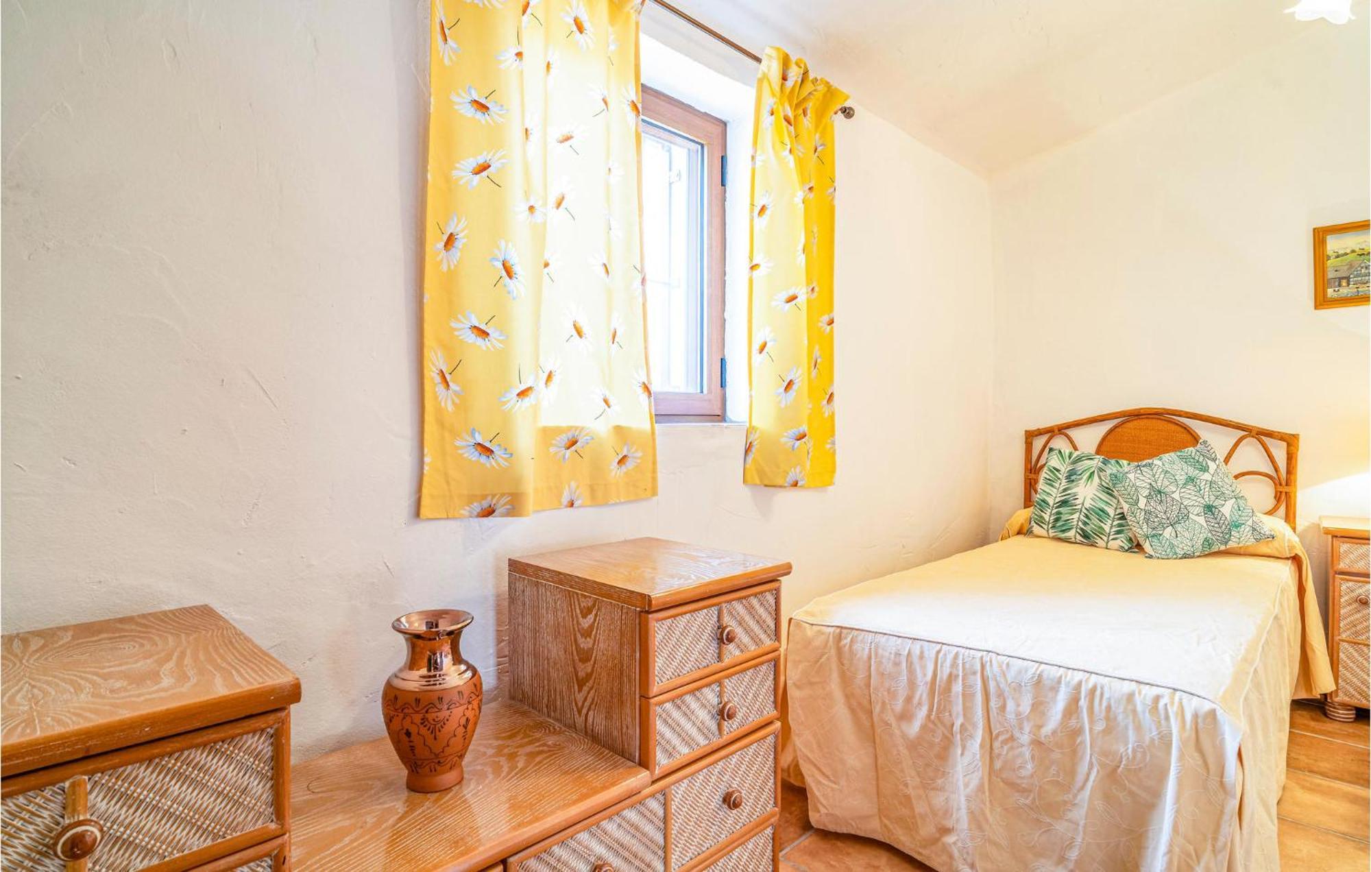 Gorgeous Home In Cajiz With Wifi Cajis Luaran gambar